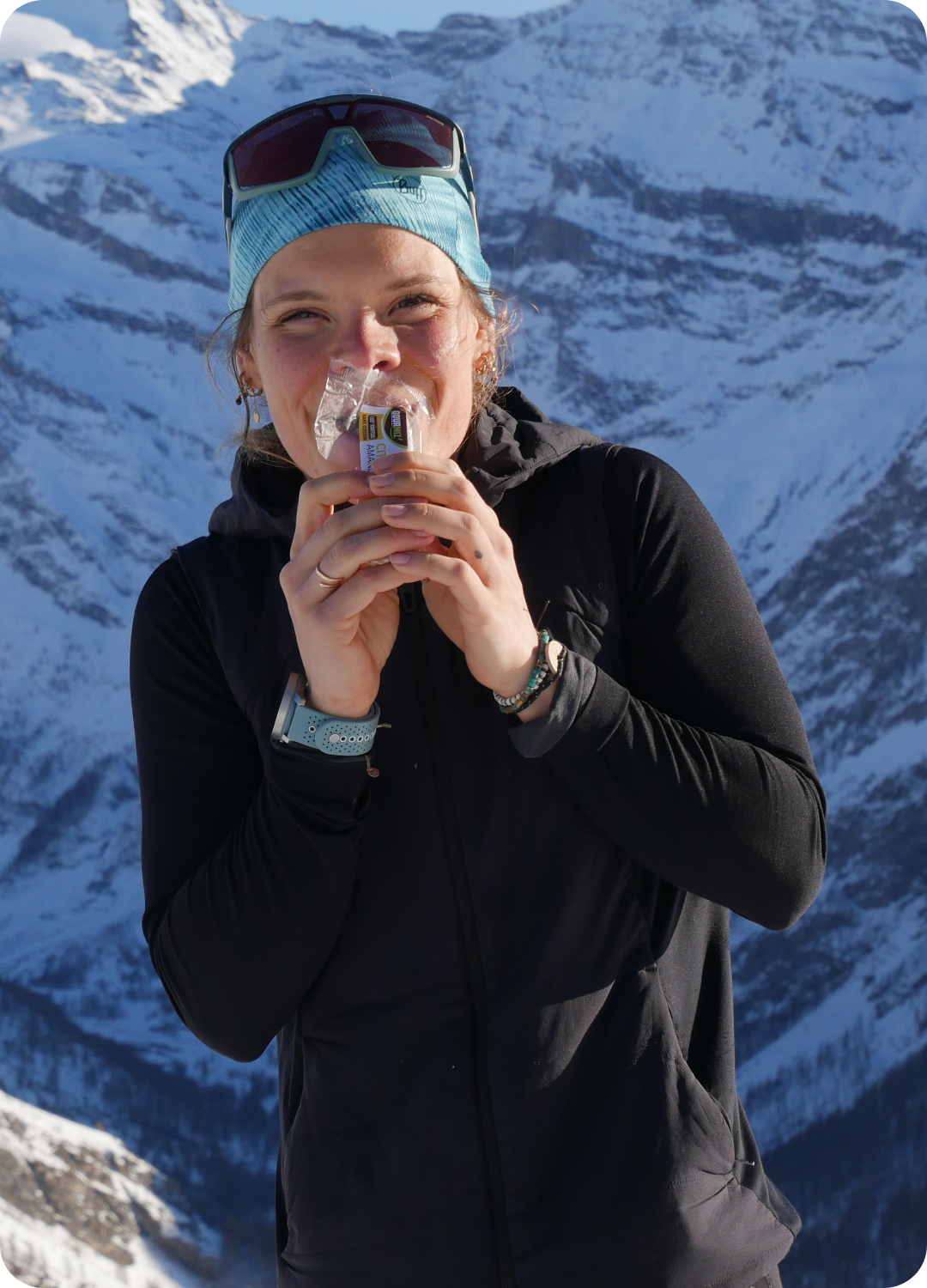 Flora Dolci avec une barre protéinée Gourmiz'