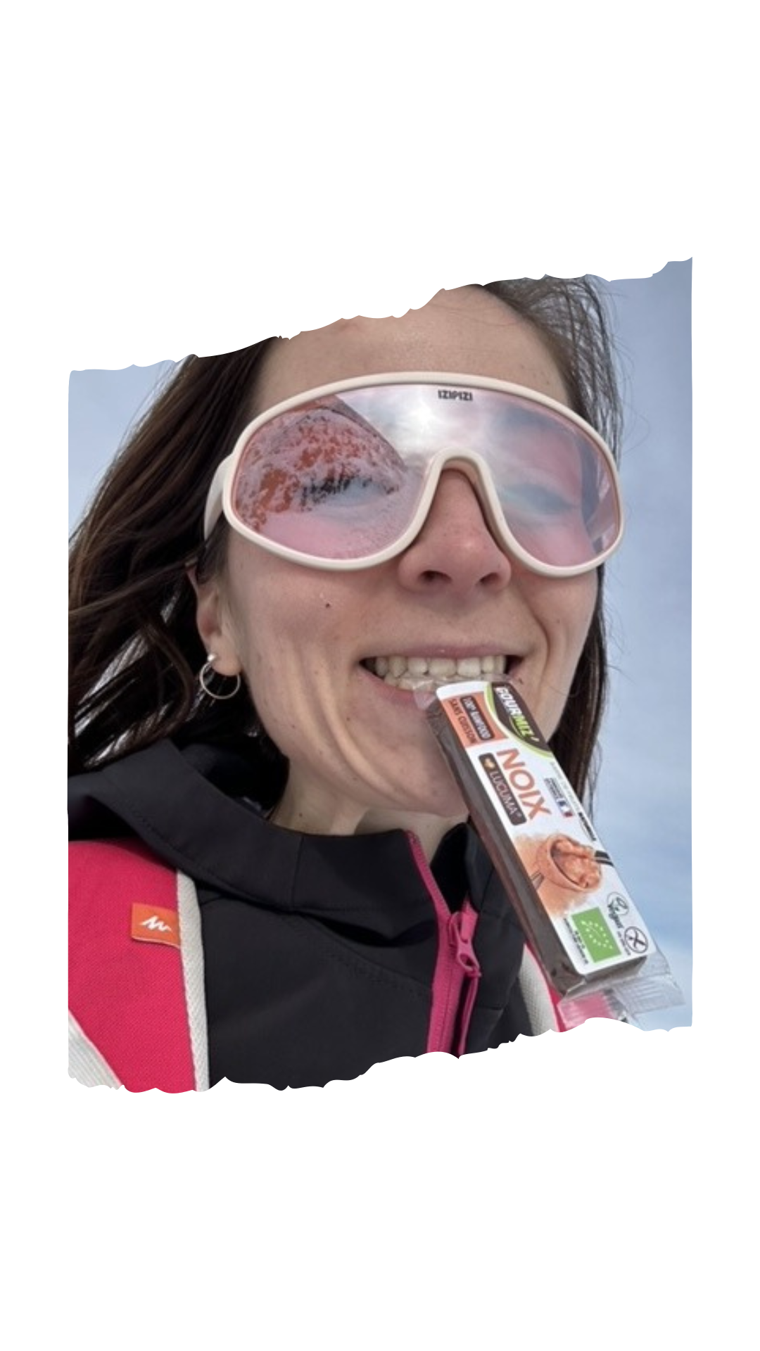 Morgane Billard biting a Gourmiz' energy bar